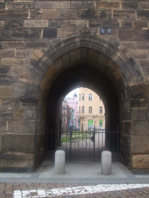 Brána pod petrskou věží